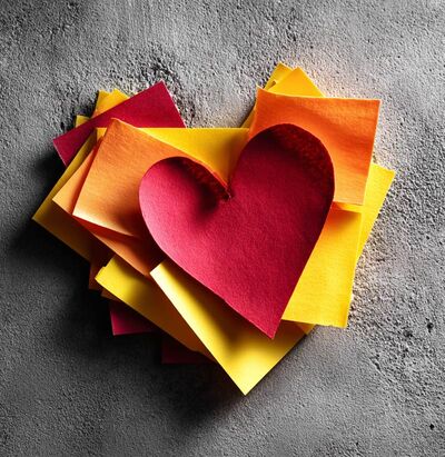 Herz aus bunten Post-it-Zetteln auf Betonwand – KI mit Kopf und Herz, Nicole Angela Buck