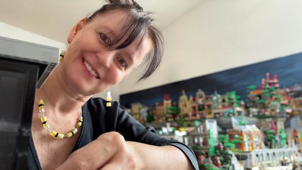 Nicole Angela Buck baut Lego.